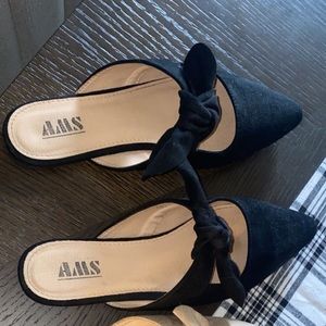 Black pointed closed toe flats size 9